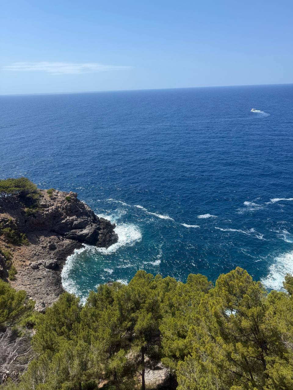 Sonnige Steilküste mit tiefblauem Meer